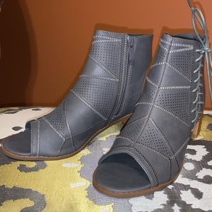 JC Journee Collection peep toe sandal Dark Grey 8M Side ties